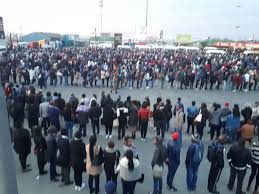 Long queues at Alex mall rank but less taxis